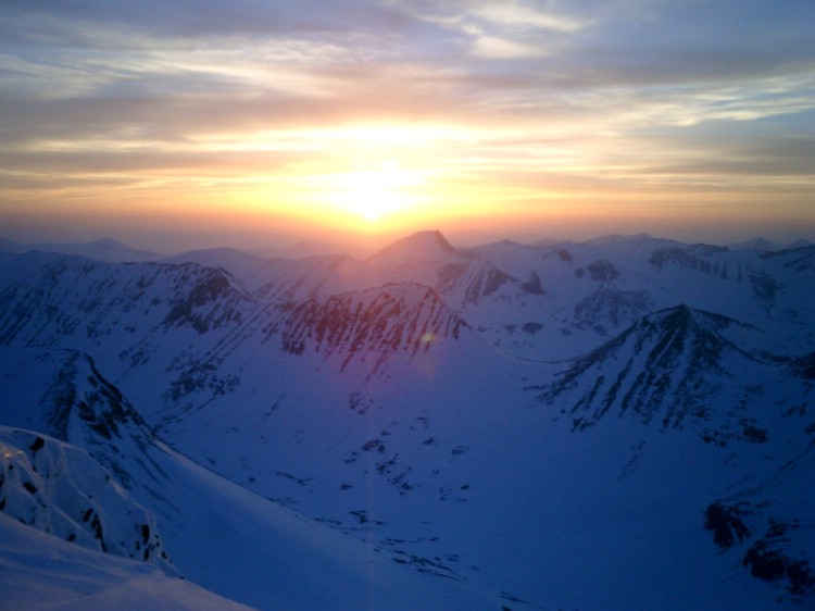 Solnedgång över några av de fina toppar som vi kan flyga på.      Foto: Andreas Bengtsson