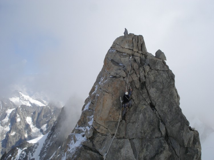 Magnus Strand gör sista biten upp till toppen på Dent du Geant, 4013m.       Foto: Andreas Bengtsson