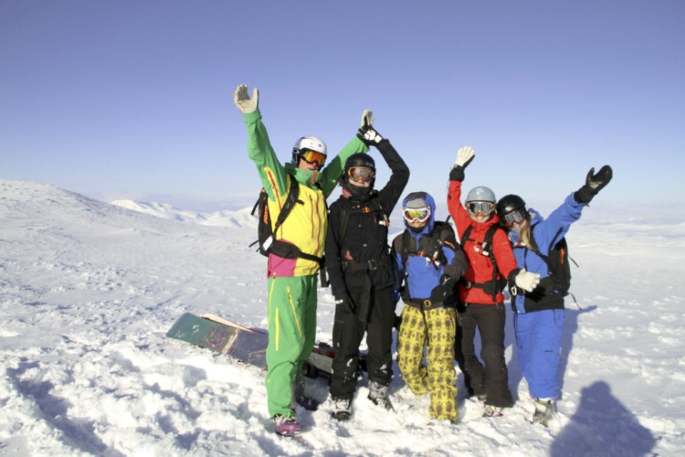 Happy skiers at the top of Voitasriita. Mars 28 2011, Heliski in Sweden. Photo: Andreas Bengtsson
