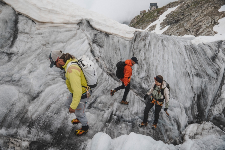 Öva tekniker med stegjärn på glaciär. Foto Emma Svensson