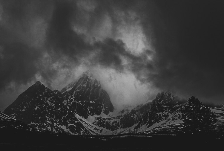 Mörka storm moln, snart blir det puderåkning. Photo: Andreas Bengtsson