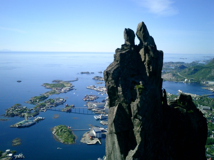 Svolveargeita, notera klättrarna på högersidan.      Foto: Andreas Bengtsson