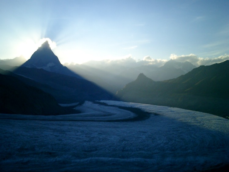 Matterhorn kastar sin skugga över dalen.     Foto: Andreas Bengtsson