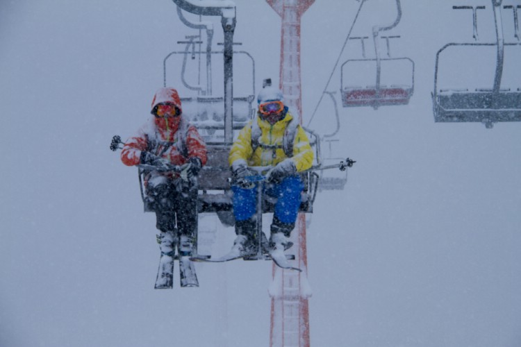 Joakim och Alexander kurar ihop sig i snöfallet i Nevados de Chillan.  Foto: Andreas Bengtsson 
