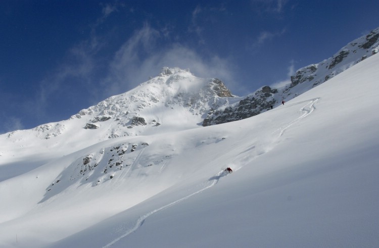 Sara Laurell försvinner nästan i puder mellan St Luc och Chandolin, Switzerland, Best skiing at the moment vecka 12 - 2007.     Foto: Andreas Bengtsson 