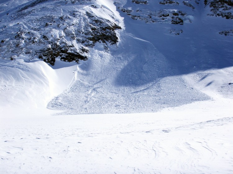 Flaklavin som släppt ända till botten i Alp dHuez, vintern 2006.      Foto: Andreas Bengtsson