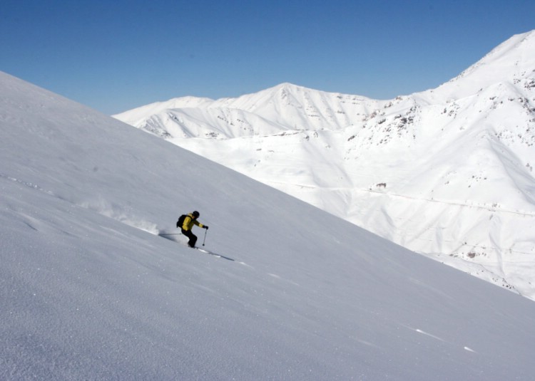 Jonas på ski tour från Dizin till Darbandzar.      Foto: Andreas Bengtsson