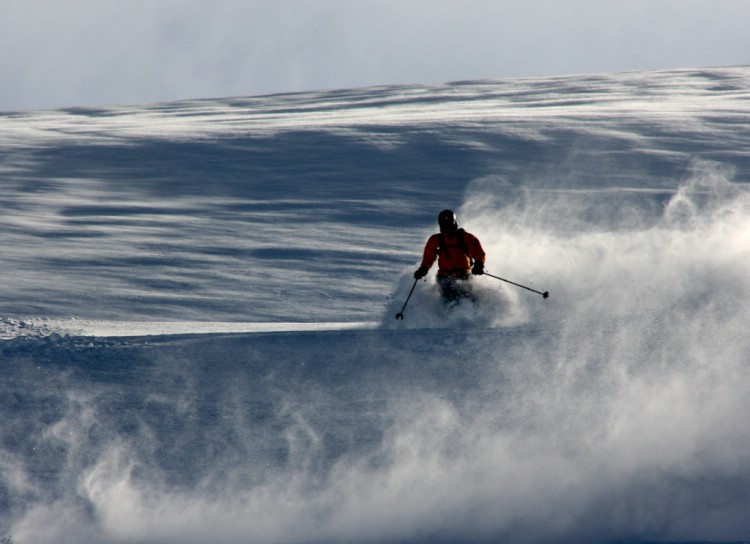 Nisse Nielsen sprider en rökridå av snö.               Foto: Andreas Bengtsson