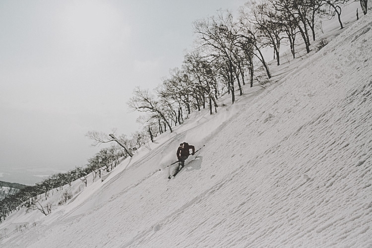 Magnus Strand blir lycklig av skidåkningen i Japan. Stort tack till alla för en superkul vecka. Extra stort tack till Henrik Bonnevier som lika passionerad för sin kamera som skidåkningen bjuder oss på fina bilder. Henrik jobbar som fotograf när han inte åker puder med oss. Kolla på <a href=http://www.agentbauer.com/#/henrikbonnevier>Henrik</a>  Foto: Henrik Bonnevier 