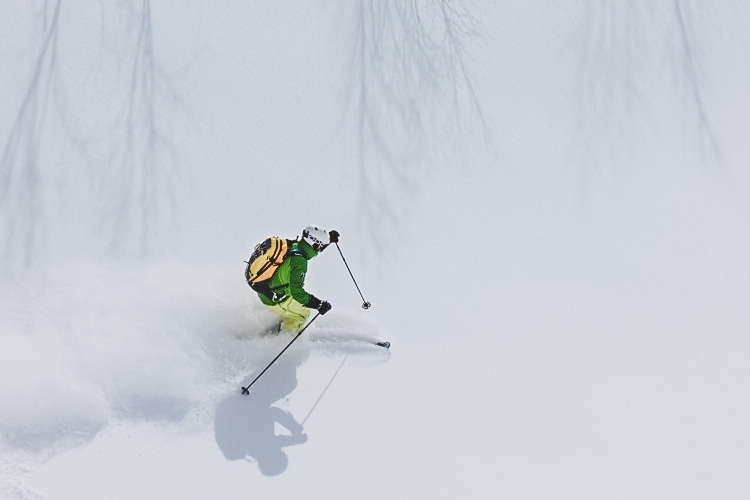 Anders Sjöberg åker skidor i Annupuri, Japan. Foto: Henrik Bonnevier