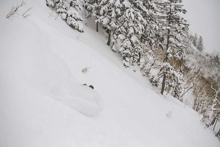 Henrik Bonnevier gömmer sig för kameran på Hokkaido, Japan. 11e Januari 2010. Foto: Andreas Bengtsson