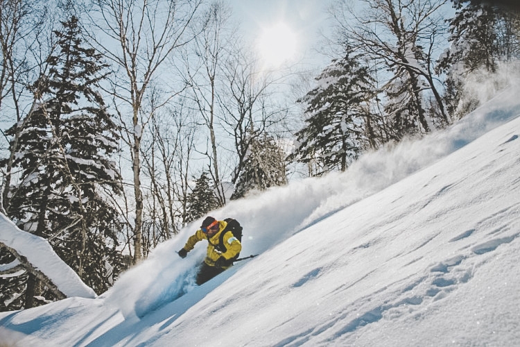 Andreas Bengtsson skiing powder in Japan, Januari 2012. Foto: David Kvart