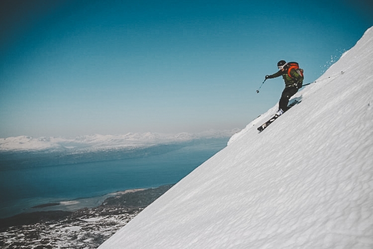 Ola åker skidor ner för Rånkeipen några mil söder om Narvik.      Foto: Andreas Bengtsson