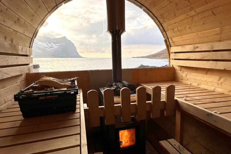 ...och kopplar av med bastu & badtunna efter långa dagar på berget!