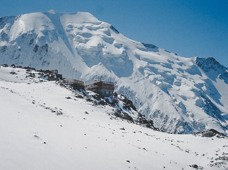 The Tete Rousse hut at 3167m. In the background you can see Aiguille de Bionnassay. Photo: Andreas Bengtsson