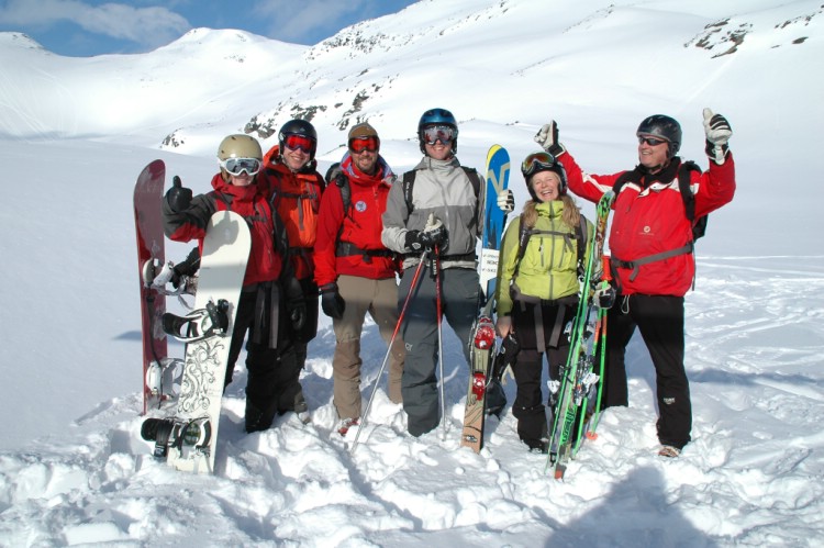 En av våra glada grupper på Heli ski Riksgränsen 29/3 - 2009      Foto: Peter Almer 