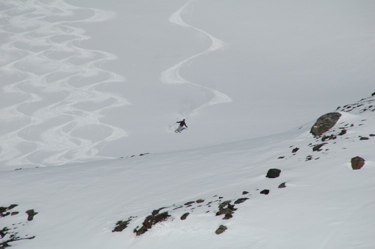 High speed cruising på sydsidan på Gorsacohkka. Heli ski Riksgränsen 30/3 - 2009      Foto: Peter Almer 