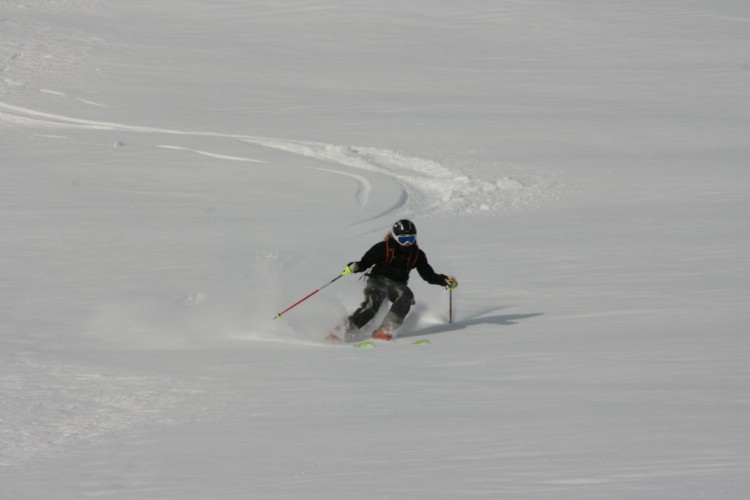 Vera 11 years skiing down the Korsa glacier.    Photo: Andreas Bengtsson