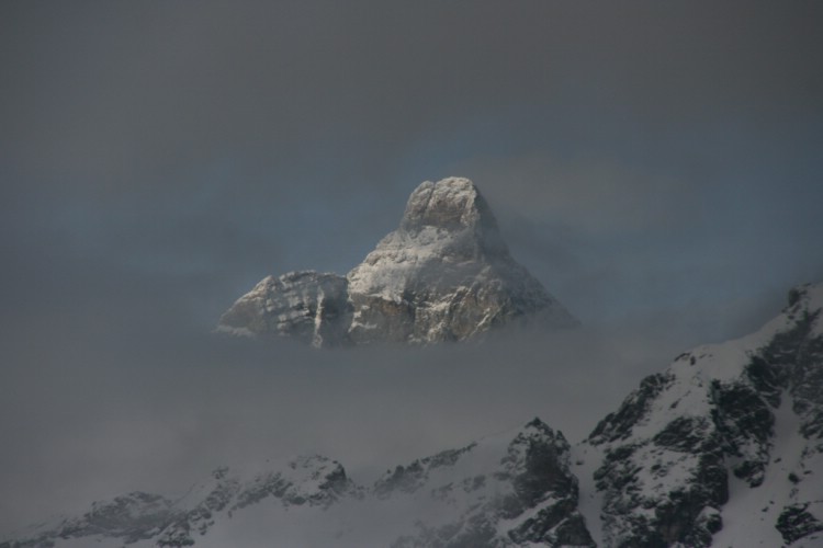Matterhorn tittar fram mellan molnen. Best skiing at the moment i Champoluc 3e Feb 2009.  Foto: Andreas Bengtsson