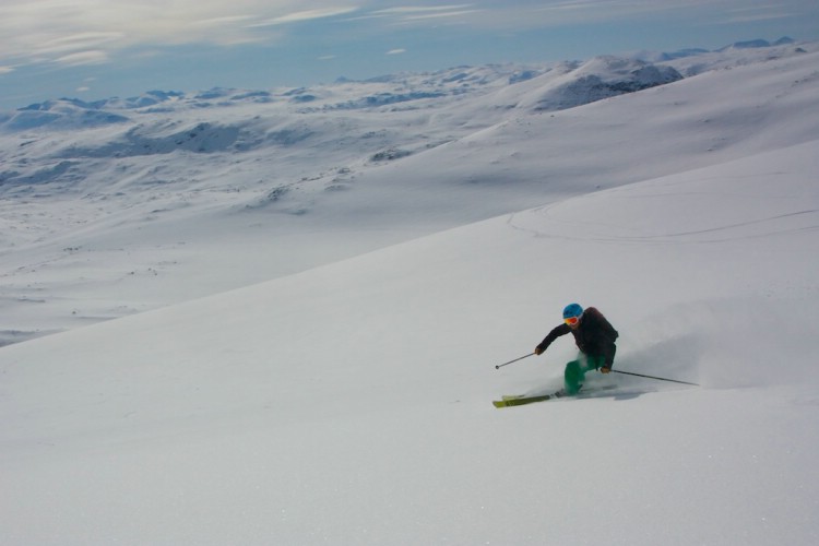 Skiinstructor Mette heliskiing on Korsatjokka south. Photo: Carl Lundberg