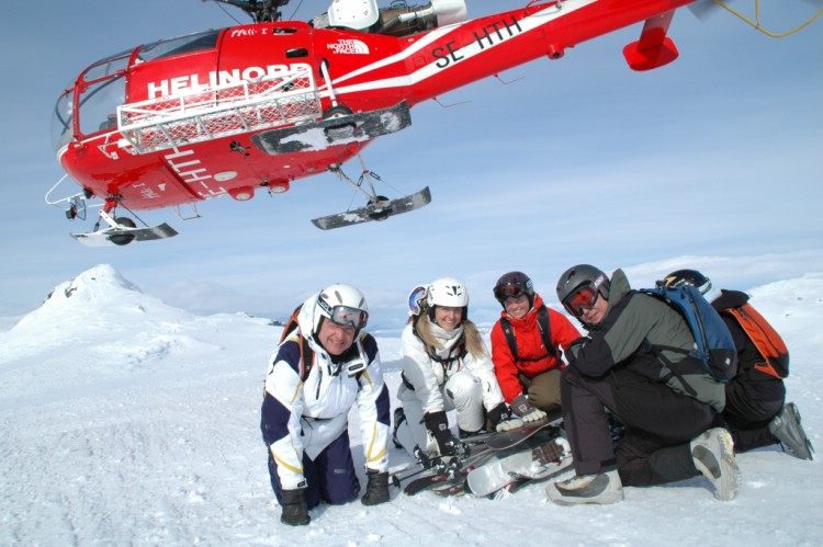 Gruppen har klivit ur på toppen av Korsatjokka. Heliski Riksgränsen 22 april 2009. Foto: Andreas Bengtsson 