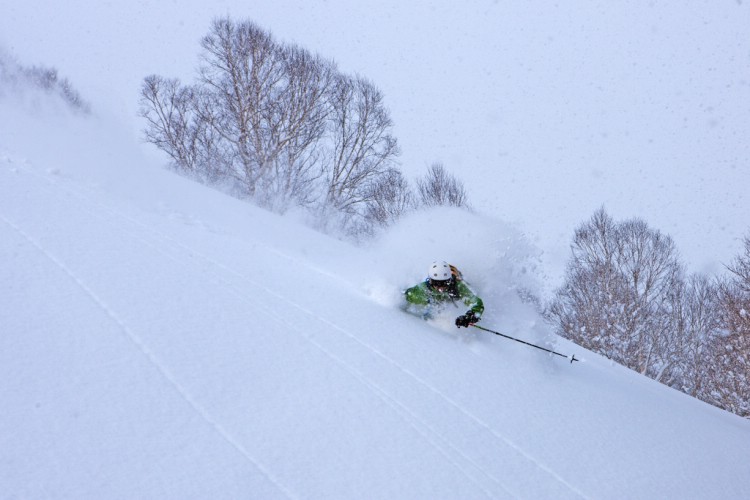Anders Sjöberg åker skidor i Niseko. Foto: Henrik Bonnevier 