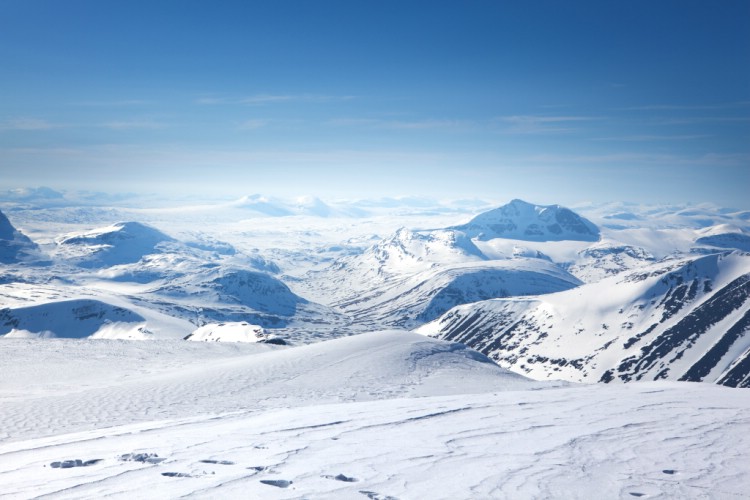 Denna fina bild från toppen av Kebnekaise får markera avslutningen på Heliski säsongen i Riksgränsen 2009. Stort tack till alla ni som åkt skidor med oss. Vi hoppas vi ses nästa säsong. Foto: Henrik Bonnevier