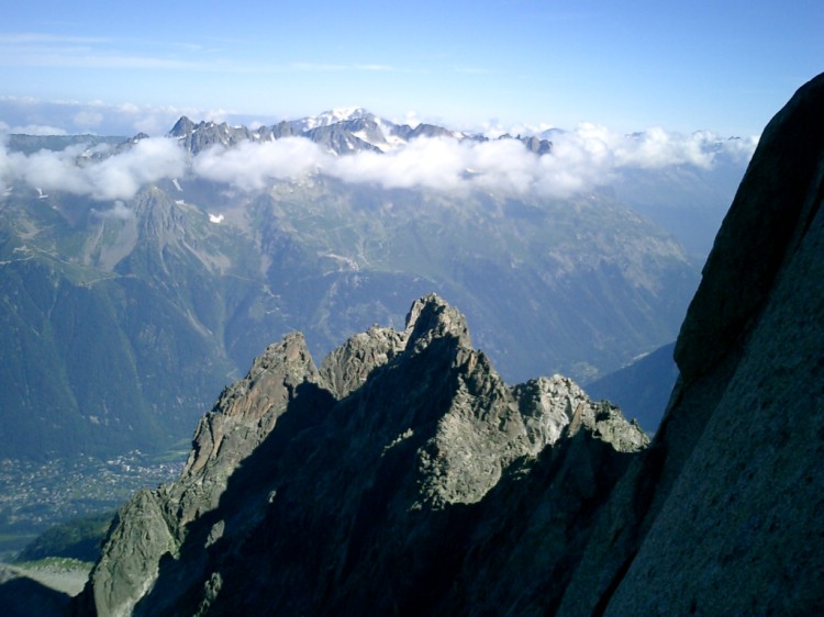 Vy över Chamonix dalen från Grand Charmoz.     Foto: Andreas Bengtsson