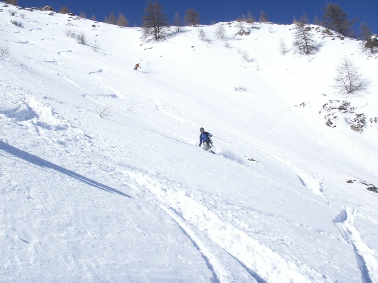 Sara in steep powder skiing.           Photo: Andreas Bengtsson