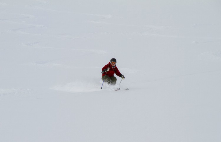 Britt Edén Engström åker skidor i pudersnö, inte för sista gången har hon lovat. 30e Mars 2010 Foto: Andreas Bengtsson 