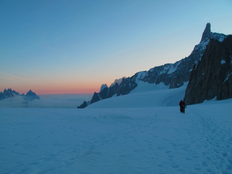 Morgonljus över Geant glaciären. Juni 2010.       Foto: Magnus Strand