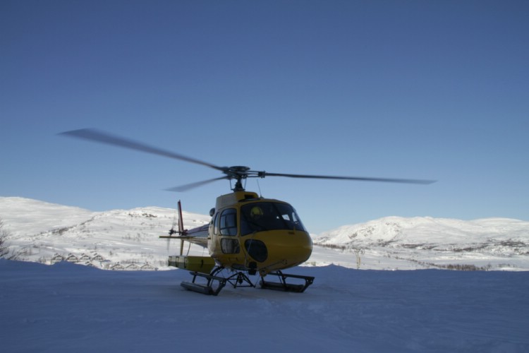 Vår helikopter en AS 350 B3. Foto: Martin Nykles
